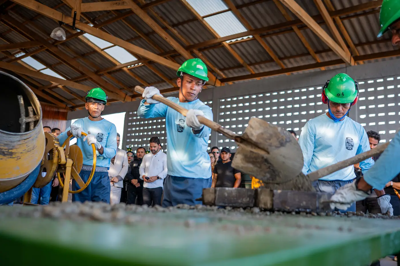 Também está a todo vapor a fábrica de bloquetes, blocos pré-moldados de concreto para a pavimentação de ruas e calçadas