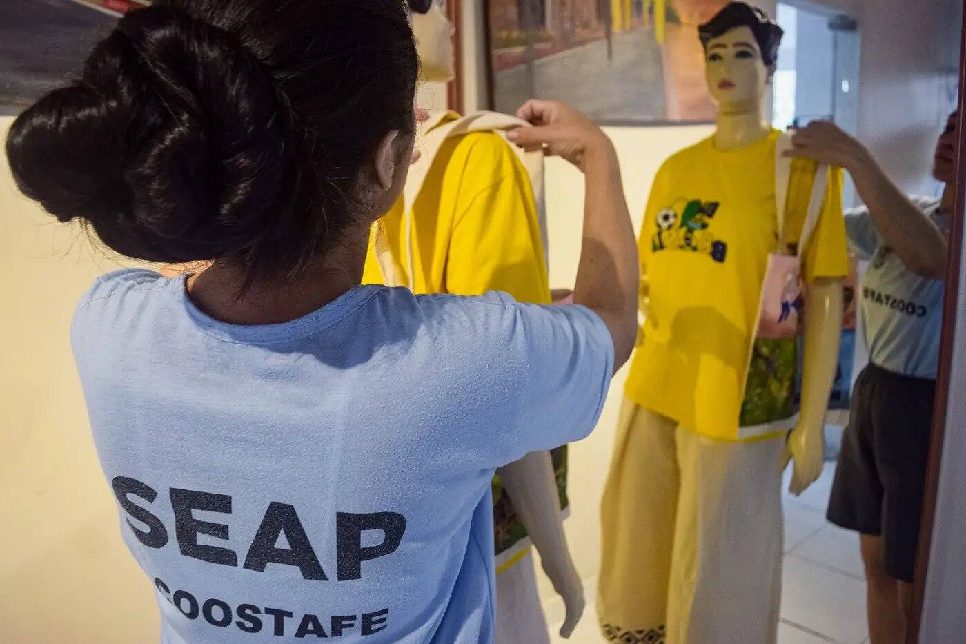 Doações de insumos provenientes de diversas instituições parceiras se transformam em peças cheias de estilo e amazonidade