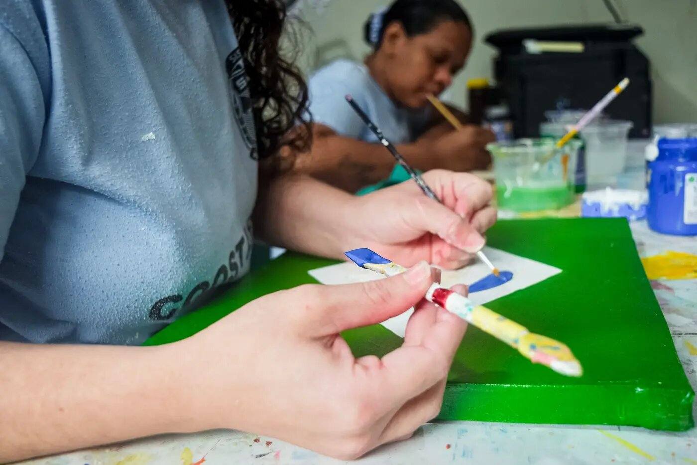 O trabalho meticuloso para reelaborar o material descartado em peças que agregam à socioeconomia exige atenção e talento